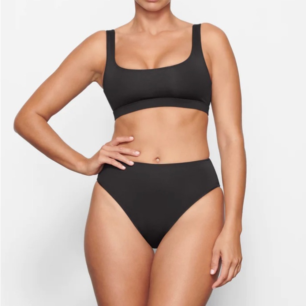 Skims signature swim mid waist bikini bottom size M Onix New with tags